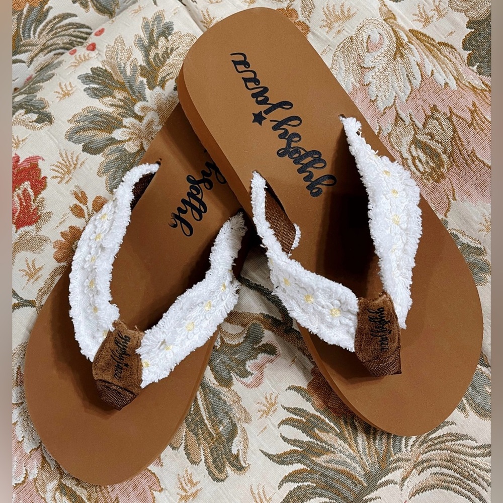 Gypsy Jazz White With Daisy Detail  Sandals - Picture 2 of 3